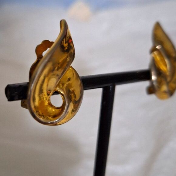 Women's Vintage Clip On Earrings Mid-Century Modern Gold Tone Wavy Swirl - Picture 8 of 9
